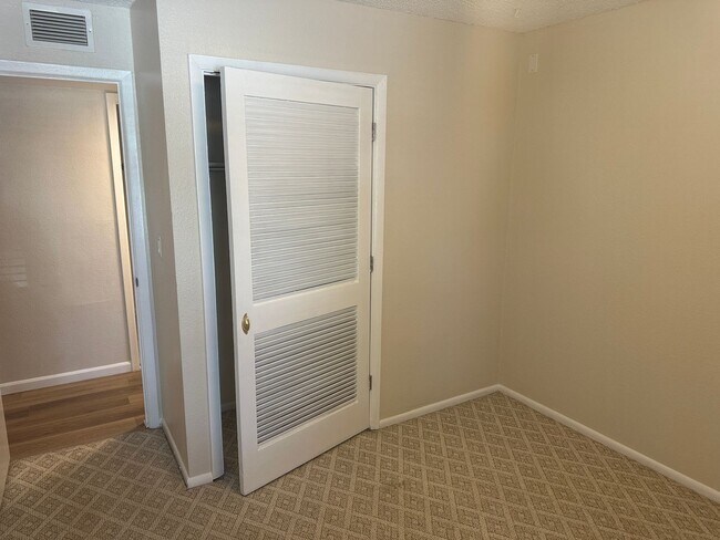 Building Photo - Clean 3 bedroom, 2 bathroom condo in Westm...