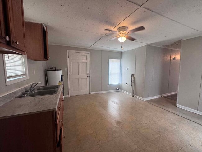 Building Photo - 613 E Johnston-AVS