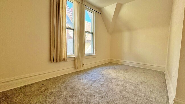 Building Photo - Historic Downtown 4 Bed 1.5 Bath Across fr...