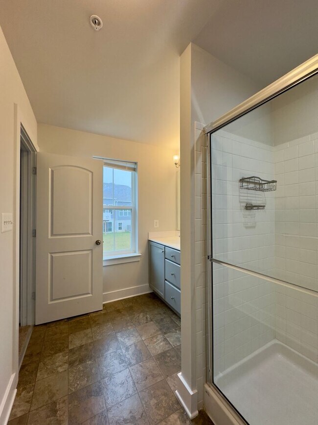 Building Photo - Charming 4 Bedroom/3.5 Bathroom in New WIn...