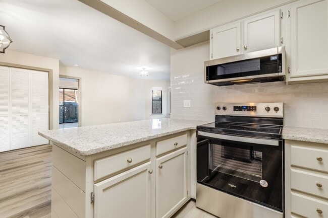 Building Photo - Fully Renovated 2-Bed Condo in Lake Wylie Woods – Prime Location with Community Amenities! $1,850...