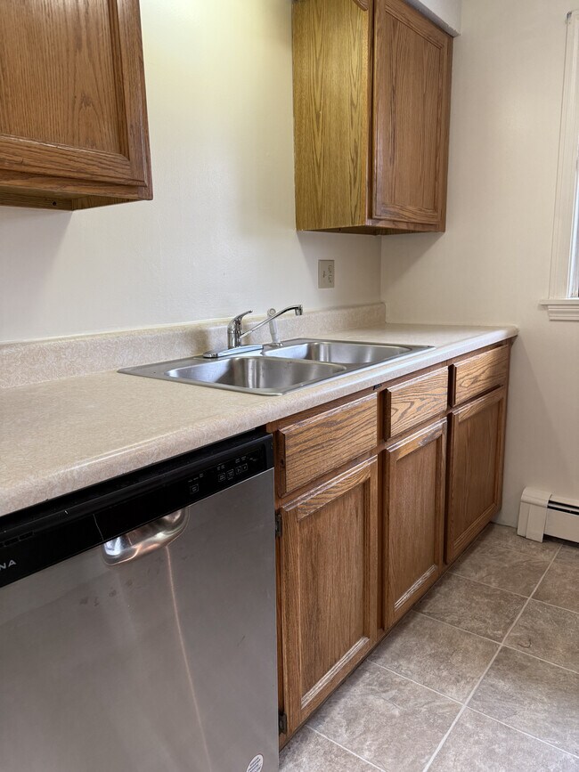 Building Photo - 826 State St