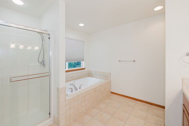 Building Photo - 6492 Wexford Ave SW