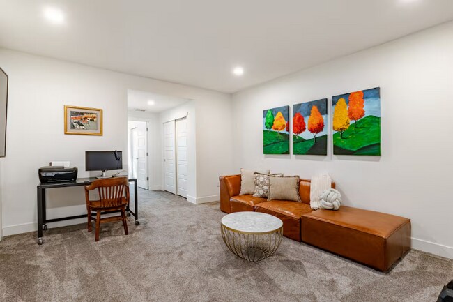 Building Photo - 2824 W Parkside Pl