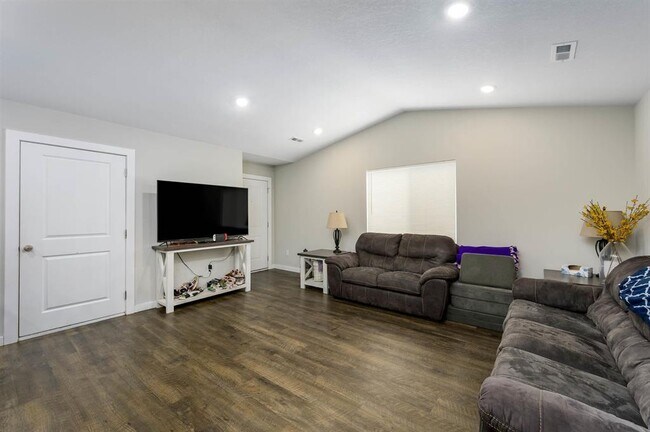 Building Photo - 1827 E 69th Ct N