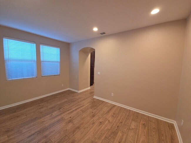 Building Photo - Gorgous 3 Bedroom 2/5 Bath home in HOA