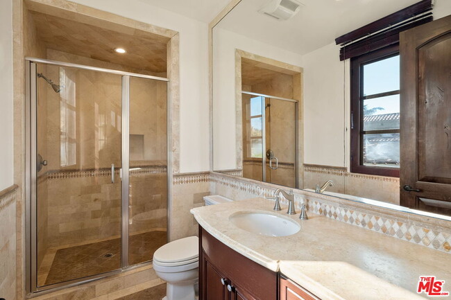 Building Photo - 823 Yale St