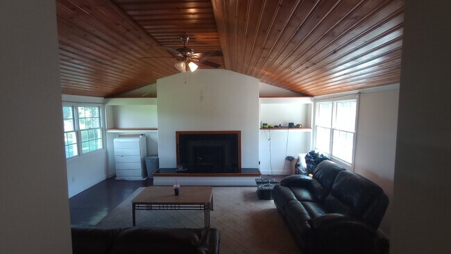 Building Photo - 45 Longfellow Dr