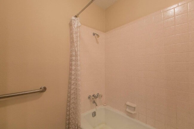 Building Photo - 3 BEDROOM, NORTH BELTON