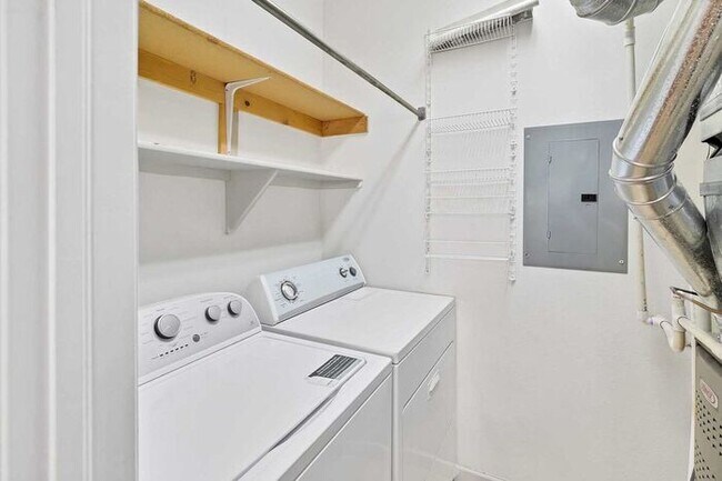 Building Photo - Modern 2-Bedroom, 2-Bath Condo in Grand Junction