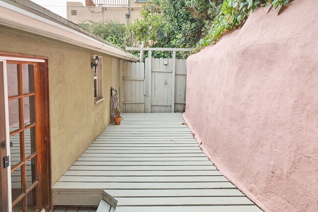Building Photo - 6148 Glen Holly St