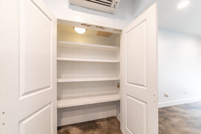 Building Photo - Modern Luxurious Lafayette Townhome for Rent (Right Across From the Oil Center)!