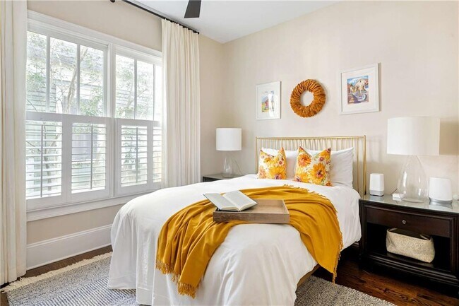 Building Photo - 582 St Charles Ave NE