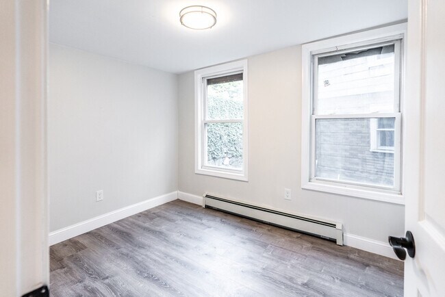 Building Photo - 17 Bickerton St