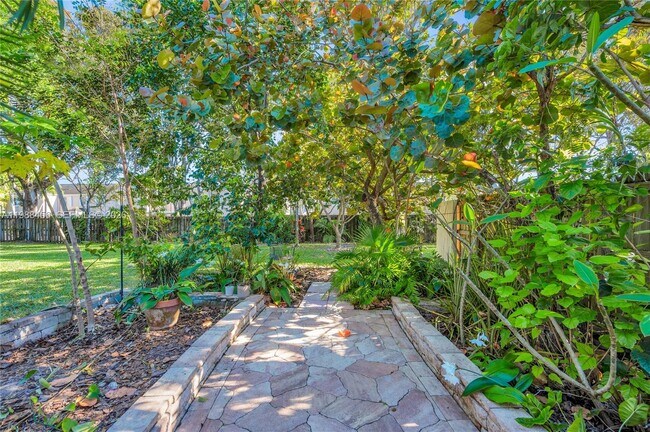 Building Photo - 7018 SW 53rd Ln