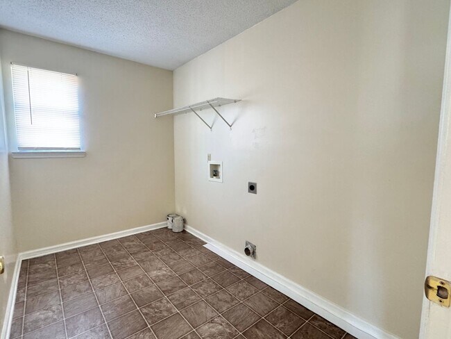 Building Photo - MOVE-IN READY! (Pet Friendly)