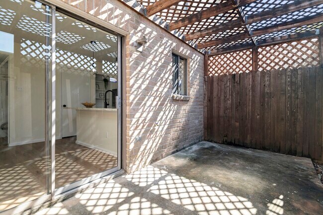 Building Photo - 2120 Wilcrest Dr