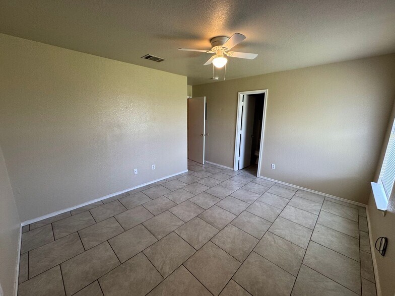 Building Photo - 5702 Greengate Dr