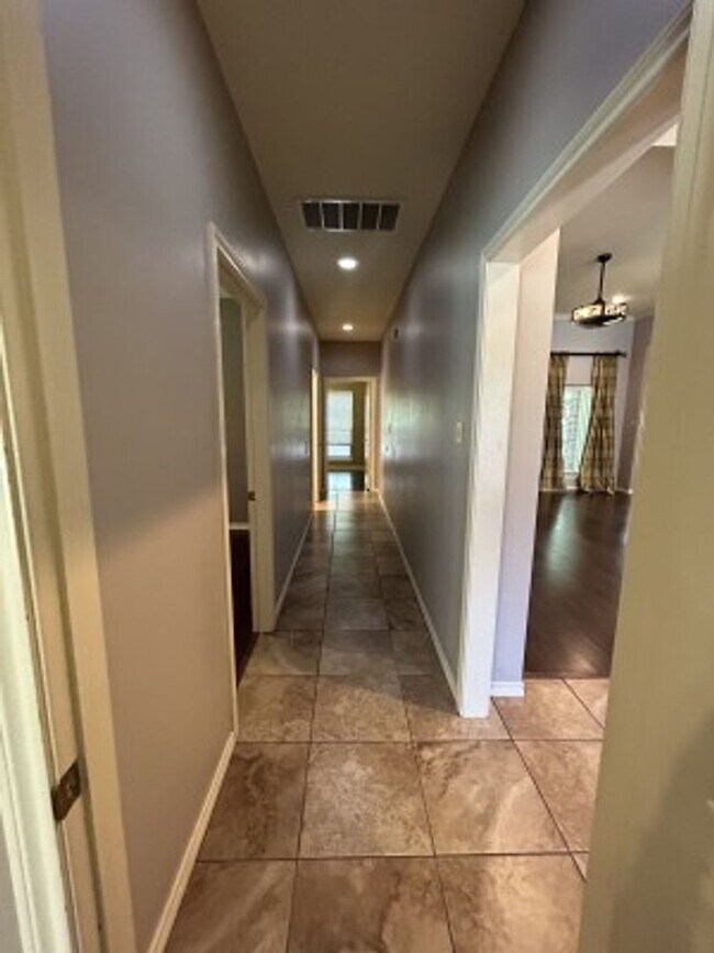 Building Photo - 617 Huntwick Ln