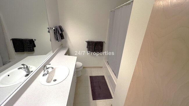 Building Photo - Hilltop 1BD I 1BA Condo + FREE month of re...