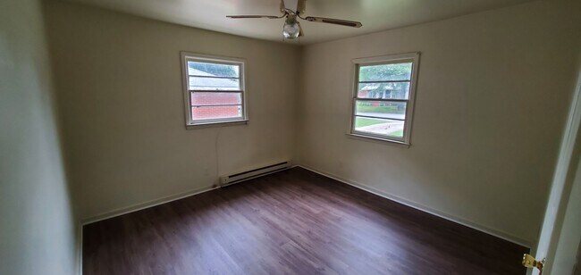 Building Photo - 2 Bedroom 1 Bathroom Duplex