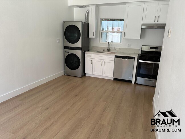 Building Photo - 1109 La Peer Dr