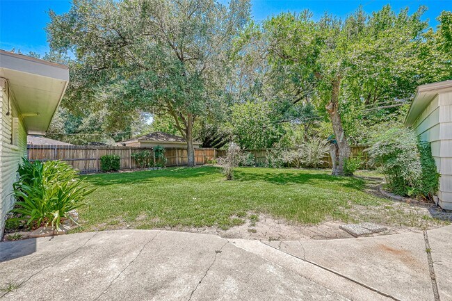 Building Photo - 5611 Briarbend Dr