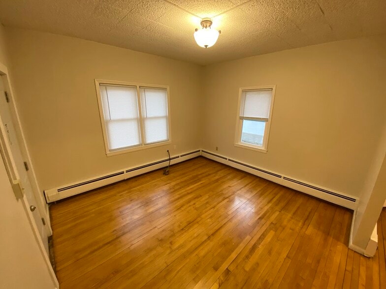 Living Room - 3052 California St NE