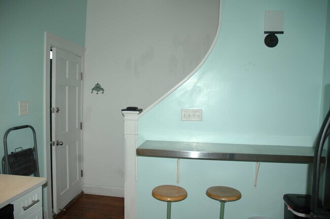 Kitchen & Breakfast Bar - 333 Whitaker St