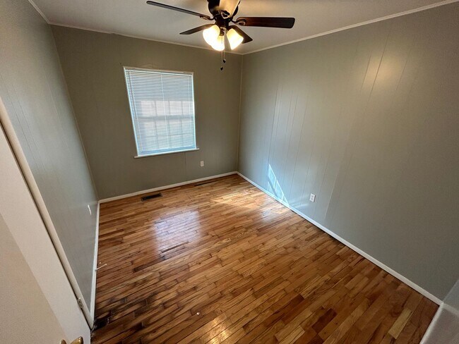 Building Photo - 3 bedroom, 1 bathroom home only minutes aw...