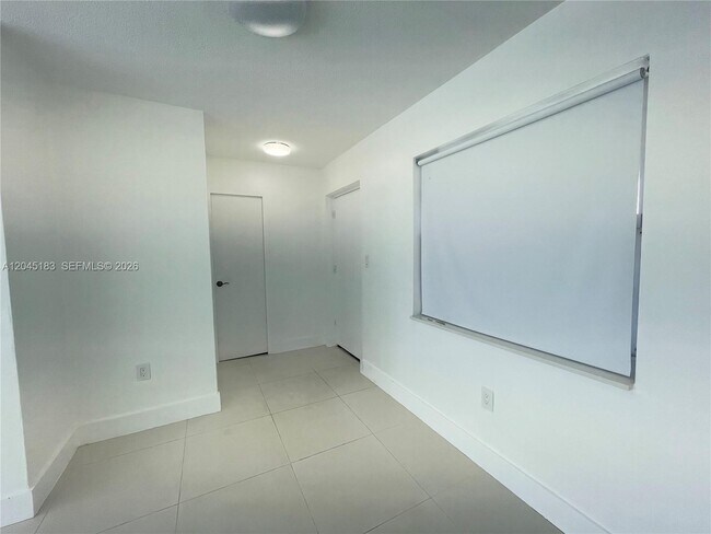 Building Photo - 220 Kings Point Dr