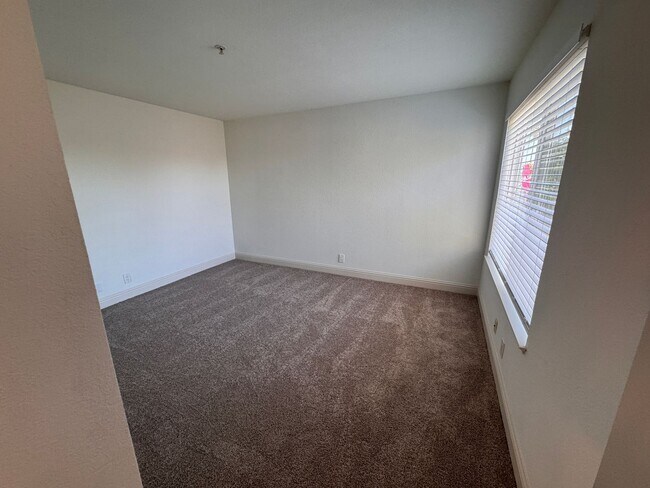 Building Photo - Updated 3 Bedroom Home in North Salinas