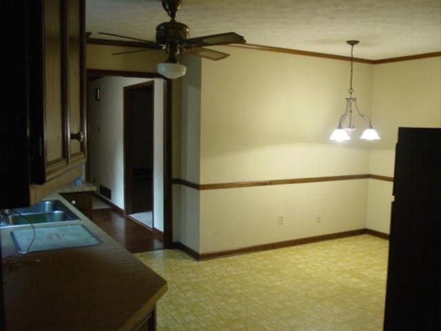 Building Photo - 220 Lantern Ridge Ct
