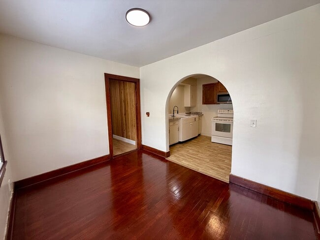 Building Photo - Welcome to this Beautiful Home in Downtown Paragould, AR!