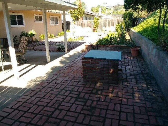 Building Photo - Clean and Bright 5 Bedroom House Near SDSU!