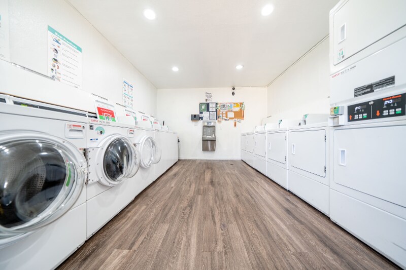 Building Photo - 1440 Oak Dr