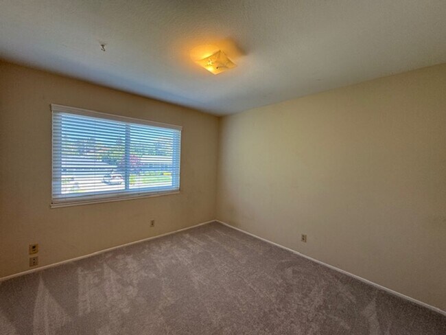 Building Photo - 4 bedroom Moraga home is now available for...