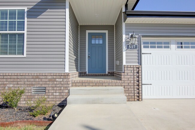 Building Photo - Fresh and Clean 3 bed 2 bath.  Sweet layout!