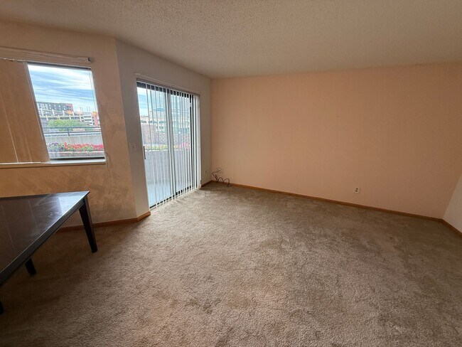 Building Photo - Condo DT Saint Paul 2 Bedroom 2 Bath-Enjoy sitting on a patio and enjoy the views