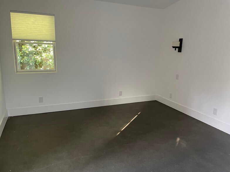 Building Photo - 1330 S Sierra Bonita Ave