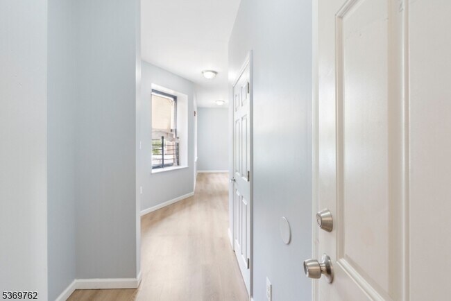 Building Photo - 68 Garside St