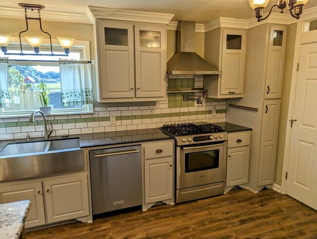 Building Photo - Updated 3/2 in Scott with Country Views!