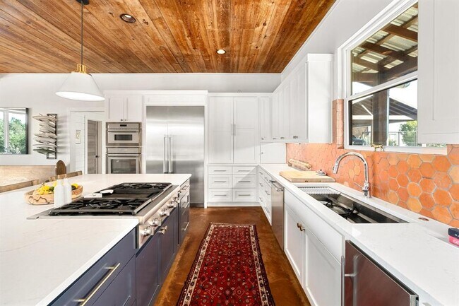 Building Photo - 2300 W Fitzhugh Rd