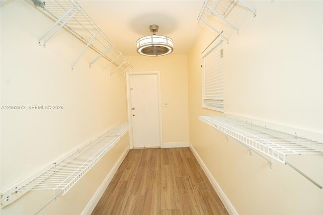 Building Photo - 5613 Pierce St