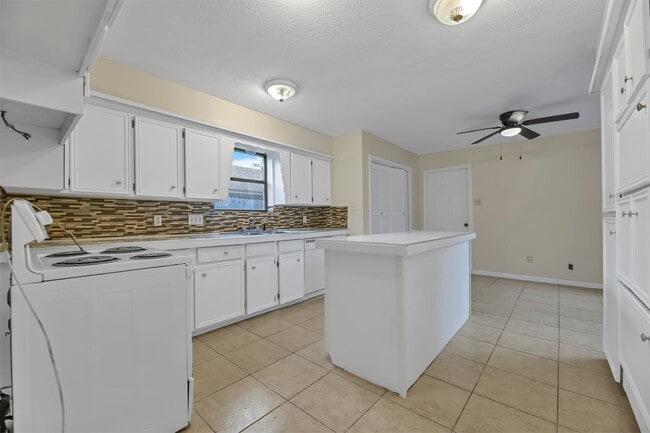 Building Photo - 9842 Pinehurst St