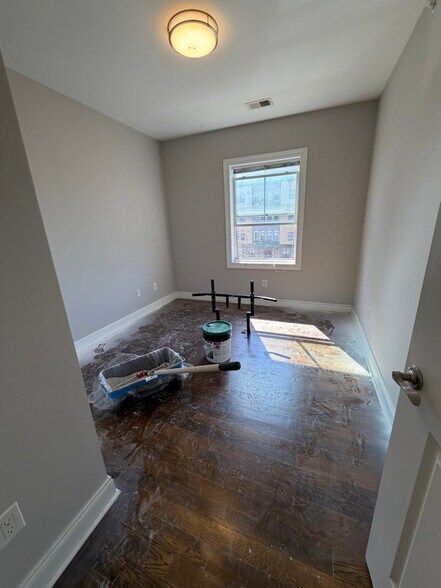 Building Photo - 742 Park Ave