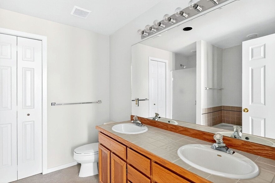 Building Photo - 60 Fairway Ln