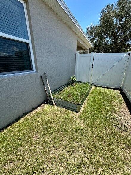 Building Photo - 904 Blue Creek Dr