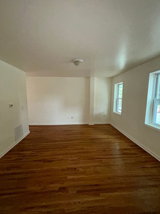 Building Photo - Cozy Home w/2 bath!