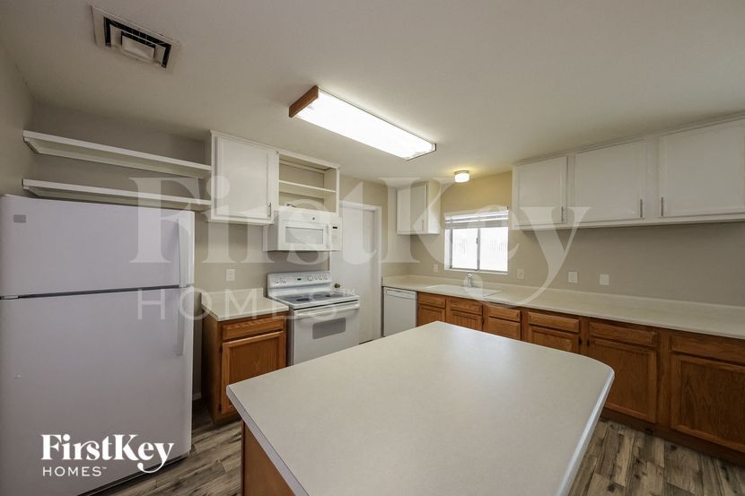 Building Photo - 4702 W Paradise Ln